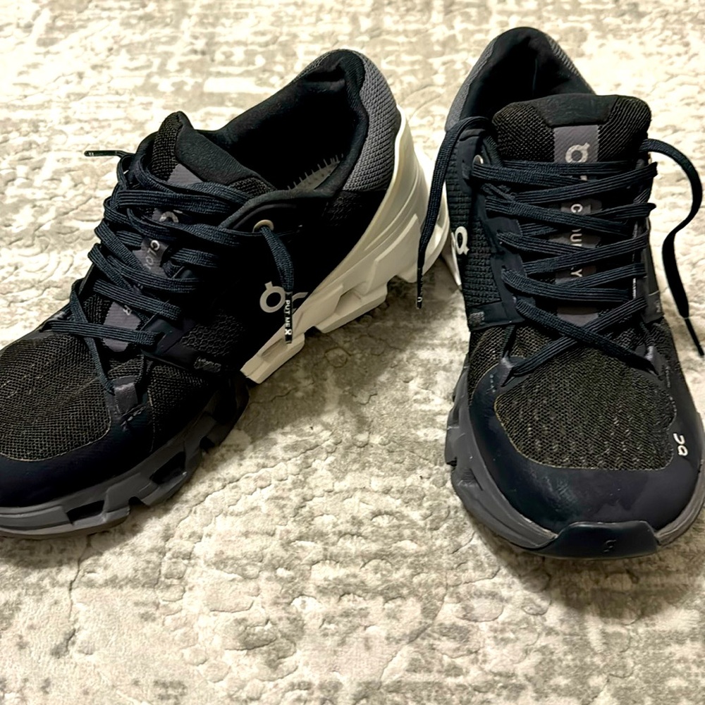 Women’s OnCloud Cloudflyer 4 Wide size US 8